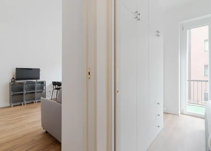 Guesthost - Varesina - Apartment